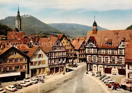 AK / Ansichtskarte Urach_Bad Marktplatz mit Blick zur Burgruine Hohenurach Urach_Bad