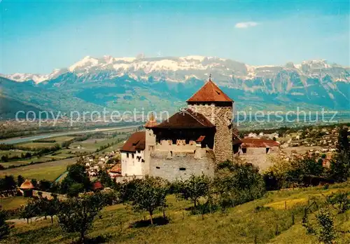 AK / Ansichtskarte Vaduz_Liechtenstein_FL Schloss Vaduz mit Schweizer Bergen 