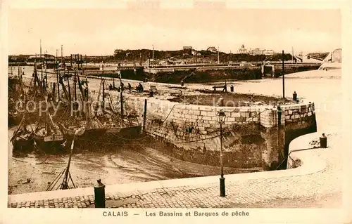 AK / Ansichtskarte Calais_62 Les Bassins et Barque de peche 