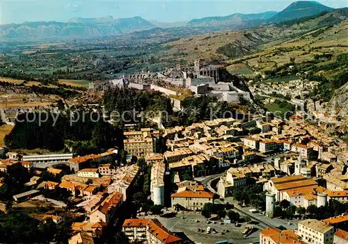 AK / Ansichtskarte Sisteron Vue aerienne de la ville et la Citadelle Sisteron