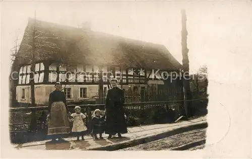 AK / Ansichtskarte Bunzlau_Niederschlesien_Boleslawiec Muetter m. Kindern Fachwerkhaus 