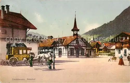 AK / Ansichtskarte Zweisimmen_BE Bahnhof m. Kutsche u. Fachwerk Gebaeude 