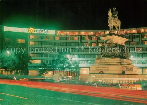 AK / Ansichtskarte Sofia_Sophia Monument des Freres liberateurs Grand Hotel Sofia la nuit Sofia Sophia