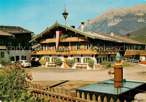 AK / Ansichtskarte Ellmau_Elmau_Tirol_AT Bauernhaus Brunnen Wilder Kaiser Kaisergebirge 