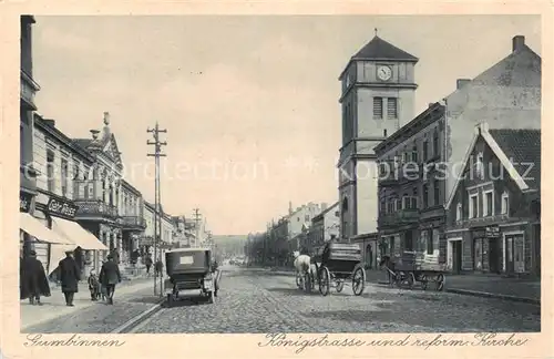 AK / Ansichtskarte Gumbinnen_Goesev_Gussew_Oblast_Kaliningrad_RU Koenigstrasse u. reform. Kirche m. Kutschen 