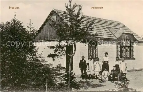 AK / Ansichtskarte Husum__Nordfriesland Waldschule Aussenansicht m. Kindern 