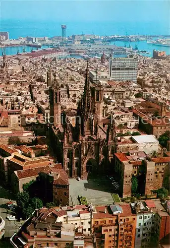 AK / Ansichtskarte Barcelona_Cataluna Catedral barrio gotico y casco antiguo de la ciudad vista aerea Barcelona Cataluna