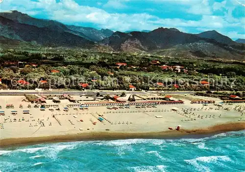 AK / Ansichtskarte Marina_di_Pietrasanta_IT Mare Spiaggia Monti e Pineta veduta aerea 