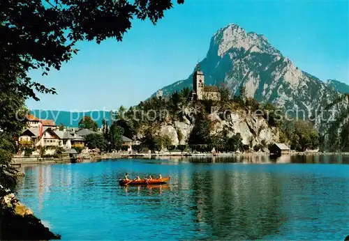 AK / Ansichtskarte Traunkirchen_AT Uferpartie am Traunsee Ortsansicht mit Kirche und Traunstein 
