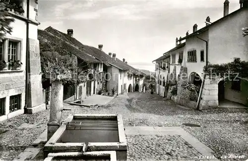 AK / Ansichtskarte Erlach_BE Die Altstadt m. Brunnen   Dorfpartie Erlach_BE