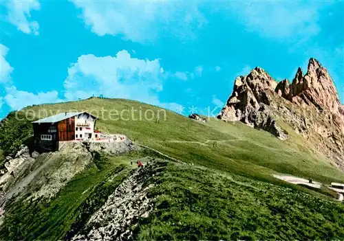 AK / Ansichtskarte Groeden_Suedtirol_IT Seceda Alm Bergstation Seilbahn mit Geislergruppe Dolomiten 