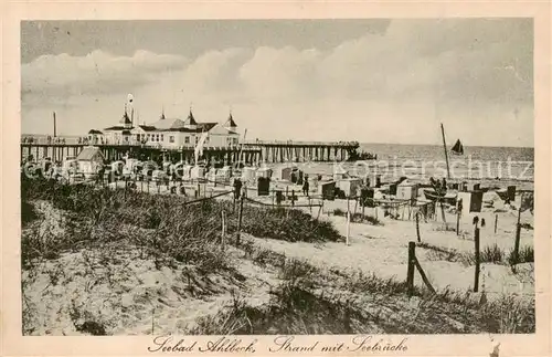 AK / Ansichtskarte Ahlbeck_Ostseebad Strand m. Seebruecke Ahlbeck_Ostseebad