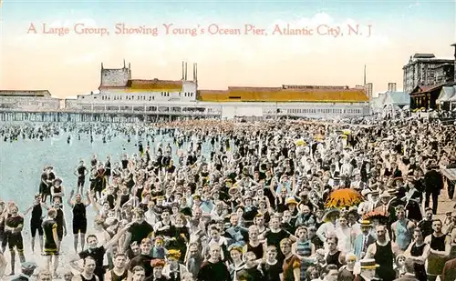 AK / Ansichtskarte Atlantic_City_New_Jersey A large Groupe showing Youngs Ocean Pier 