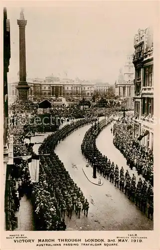 AK / Ansichtskarte 73794097 London__UK Victory March - Australians passing Trafalgar Square 