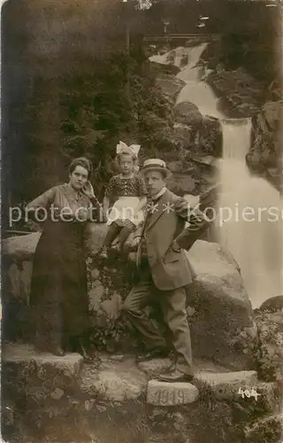 AK / Ansichtskarte  ueberlingen_Bodensee Familien-Foto vorm Wasserfall ueberlingen Bodensee