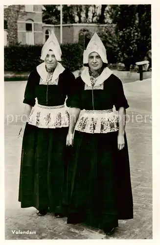 AK / Ansichtskarte  Volendam Trachtenfrauen Volendam