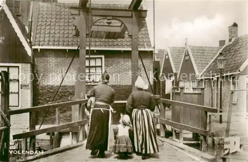 AK / Ansichtskarte  Volendam Ortsmotiv mit Bruecke Volendam