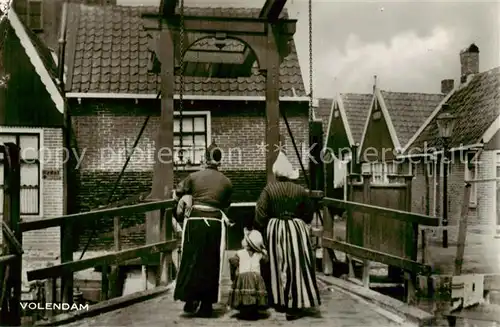 AK / Ansichtskarte  Volendam Ortsmotiv mit Ziehbruecke Volendam