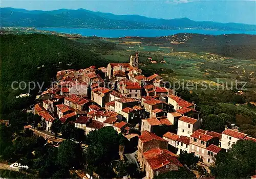 AK / Ansichtskarte Gassin Vue generale aerienne Au loin la baie de St Tropez  Gassin