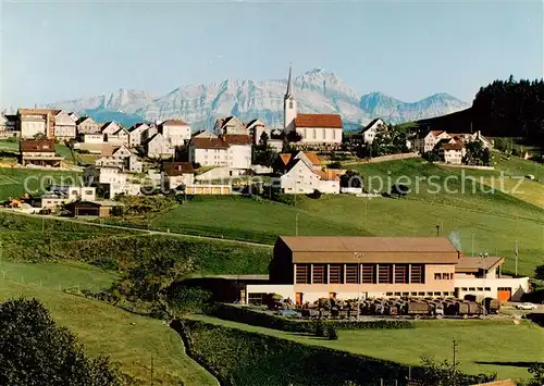 AK / Ansichtskarte Schwellbrunn Ortsansicht mit Kirche und Mehrzweckgebaeude und Saentis Appenzeller Alpen Schwellbrunn