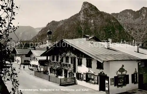 AK / Ansichtskarte  Oberammergau Strassenpartie mit Pfarrkirche und Kofel Oberammergau