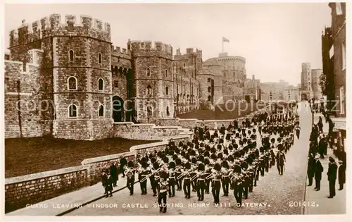 AK / Ansichtskarte 73797402 London__UK Guard Leaving Windsor Castle showing Henri VIII Gateway 