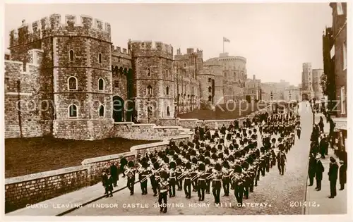 AK / Ansichtskarte  London__UK Guard Leaving Windsor Castle showing Henri VIII Gateway 