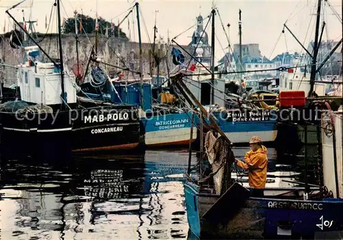AK / Ansichtskarte Concarneau_29_Finistere Chalutiers devant la Ville Close 