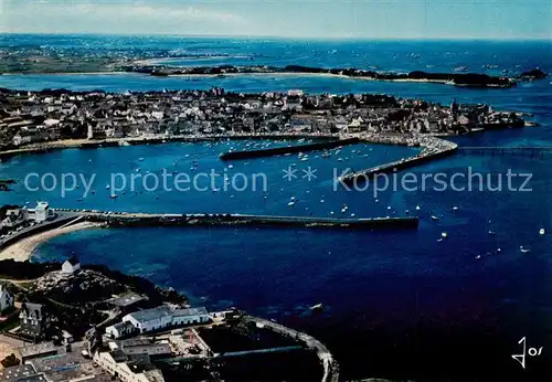 AK / Ansichtskarte Roscoff Les viviers la plage Sainte Barbe le vieux port et la pointe de Perharidy Vue aerienne Roscoff