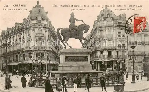 AK / Ansichtskarte Orleans_45_Loiret La place du Martroi Place principale et centrale de la Ville ou ve trouve la statue de Jeanne dArc par Foystier 