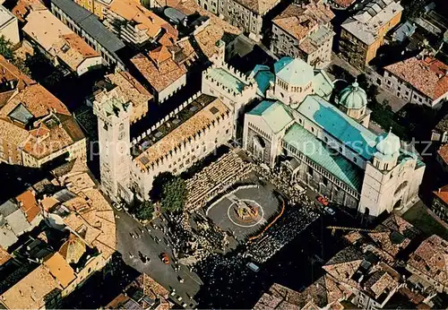 AK / Ansichtskarte  Trento_Trentino-Alto Adige_IT Feste Vigiliane Mascherara dei Ciusi Gobj in Piazza Duomo con la Cattedrale e Palazzo Pretorio Fliegeraufnahme 