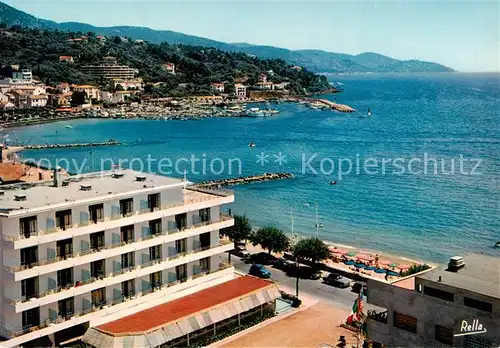 AK / Ansichtskarte Le_Lavandou Le Residence Beach et le Port Au fond le Cap Negre Le_Lavandou