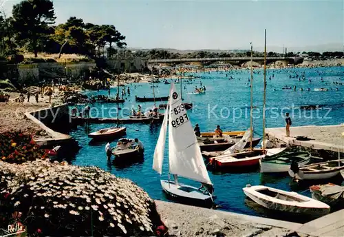 AK / Ansichtskarte Saint Aygulf_83_Var Le petit port au fond la plage 