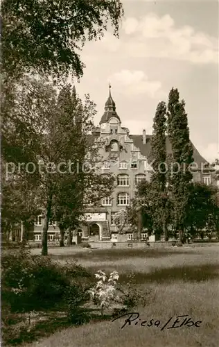 AK / Ansichtskarte 73801506 Riesa_Sachsen Friedrich Ebert Platz mit August Bebel Schule Riesa Sachsen