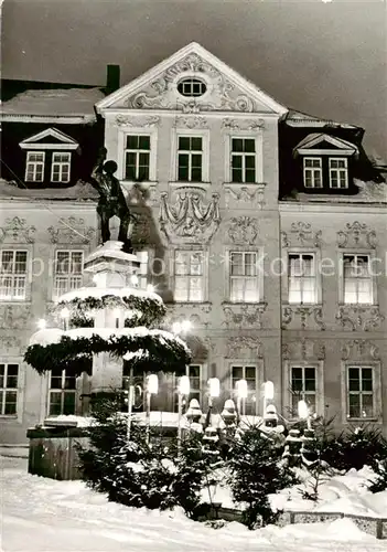 AK / Ansichtskarte 73801730 Schneeberg__Erzgebirge Bergmannsbrunnen zur Weihnachtszeit 