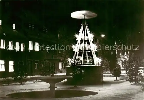 AK / Ansichtskarte 73801767 Schlettau_Erzgebirge Markt mit Weihnachtspyramide Schlettau_Erzgebirge