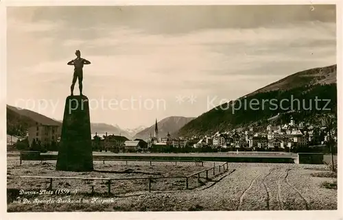 AK / Ansichtskarte Davos_Dorf_GR Mit Dr Spengler Denkmal im Kurpark  Davos_Dorf_GR