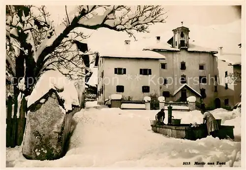 AK / Ansichtskarte Zuoz_GR Dorfmotiv mit Brunnen im Winter Zuoz_GR