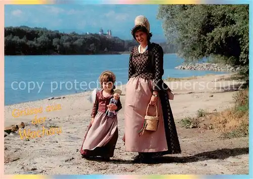 AK / Ansichtskarte 73802821 Wachau__Region_AT Mutter mit Kind in Landestracht Strandpartie 