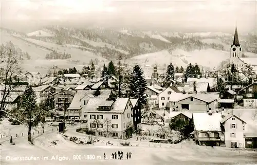 AK / Ansichtskarte 73803973 Oberstaufen Ortsansicht mit Kirche Winterpanorama Oberstaufen