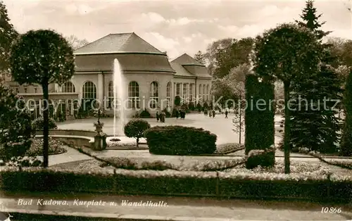 AK / Ansichtskarte  Bad_Kudowa_Kudowa-Zdroj_Niederschlesien_PL Kurplatz und Wandelhalle 