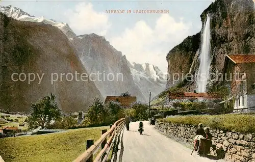 AK / Ansichtskarte Lauterbrunnen_BE Ortspartie mit Wasserfall Lauterbrunnen BE