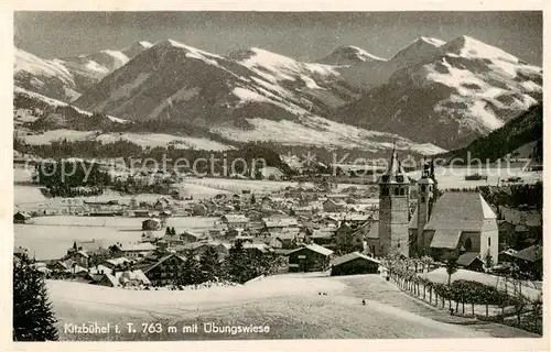 AK / Ansichtskarte 73806309 Kitzbuehel_Tirol_AT mit KIrche und uebungswiese 