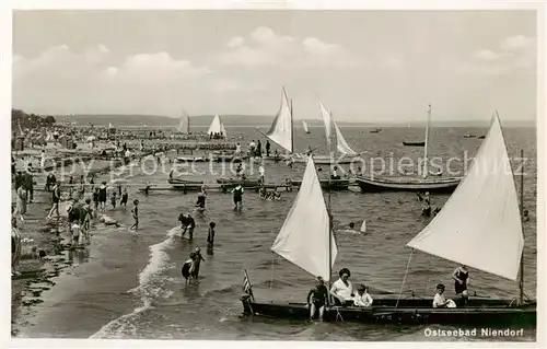 AK / Ansichtskarte  Niendorf__Ostseebad_Timmendorferstrand Strandpartie Segeln 