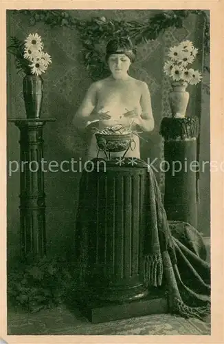 AK / Ansichtskarte Foto_KF_Nr. K.F.30 Nr.3 Frau bei aufwaermen Foto_KF_Nr.