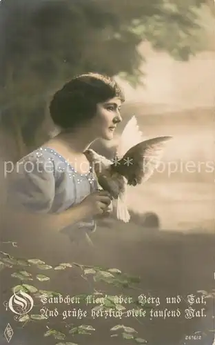 AK / Ansichtskarte 73807789 Tauben Frau mit Taube in der Hand 
