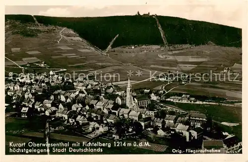 AK / Ansichtskarte 73807856 Oberwiesenthal_Erzgebirge Panorama Kurort mit Fichtelberg Original Fliegeraufnahme Oberwiesenthal Erzgebirge