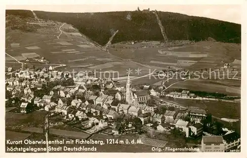 AK / Ansichtskarte 73807874 Oberwiesenthal_Erzgebirge Panorama Kurort mit Fichtelberg Original Fliegeraufnahme Oberwiesenthal Erzgebirge