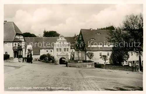 AK / Ansichtskarte  Lauenstein_Erzgebirge Marktplatz mit Schlosseingang Brunnen Lauenstein_Erzgebirge