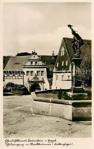 AK / Ansichtskarte 73807883 Lauenstein_Erzgebirge Schlosseingang mit Marktbrunnen Falkenjaeger Lauenstein_Erzgebirge